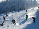 Skifahrer auf der Piste in Altenberg