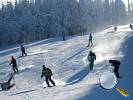 Skifahrer auf der Piste in Altenberg