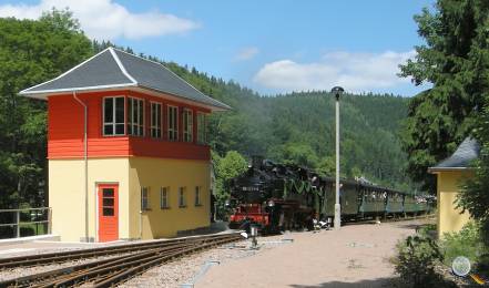 Einfahrt der Weißeritztalbahn am Stellwerk im Bahnhof Kurort Kipsdorf