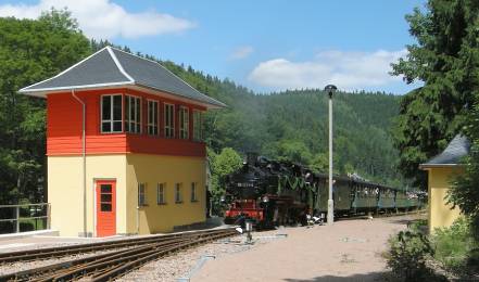 Einfahrt der Weißeritztalbahn am Stellwerk im Bahnhof Kurort Kipsdorf